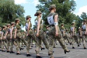 Tranh cãi hình ảnh nữ học viên quân sự Ukraine mang giày cao gót tập duyệt binh 