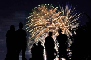 Người dân Mỹ xem pháo hoa khi họ kỷ niệm ngày lễ Quốc khánh từ một công viên ở Thành phố Kansas, bang Missouri, ngày 3-7.