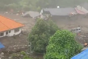 Hàng trăm ngôi nhà đã bị phá hủy trong trận lở đất ở thành phố Atami, tỉnh Shizuoka, Nhật Bản hôm 3-7.