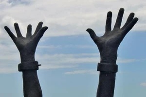 Các công tố viên ở Pháp đang điều tra cáo buộc cho rằng một hoàng tử Saudi Arabia giấu tên đã giữ bảy nhân viên giúp việc của mình làm nô lệ. 