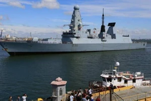 Tàu khu trục HMS Defender của Anh.
