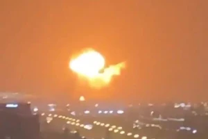 Ngọn lửa bùng lên bên trong một container được đặt trên một con tàu neo đậu ở cảng Jebel Ali, TP Dubai và phát nổ.