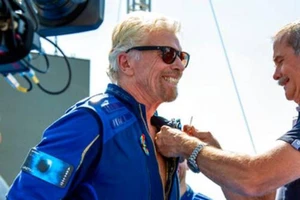 Nhà tỉ phú người Anh Richard Branson (trái) sau chuyến bay của anh ấy lên vũ trụ từ căn cứ ở bang New Mexico, vào ngày 11-7.