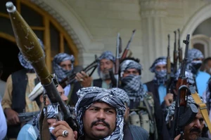 Lực lượng dân quân Afghanistan tập hợp vũ khí để hỗ trợ lực lượng quân đội chính phủ chống lại Taliban vào ngày 9-7.