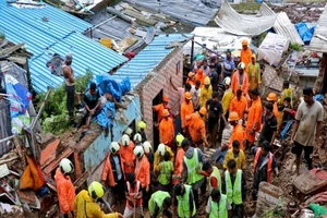 Hơn 20 người thiệt mạng trong các vụ sụp đổ nhà cửa khi mưa lớn gây lũ lụt càn quét qua khu vực vùng ngoại ô TP Mumbai, Ấn Độ hôm 18-7.