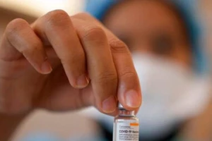 Một nhân viên y tế Malaysia cầm một lọ vaccine ngừa COVID-19 do công ty dược phẩm Trung Quốc Sinovac sản xuất, ngày 4-6.