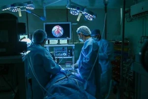 Các bác sĩ đang tiến hành phẫu thuật loại bỏ nấm đen trên người một bệnh nhân tại bệnh viện ở thành phố Ghaziabad, Ấn Độ.