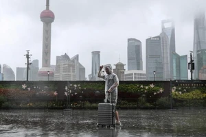 Video: Bão In-Fa đổ bộ, Thượng Hải sơ tán 330.000 dân