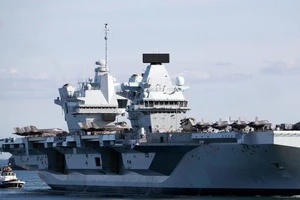 Tàu chiến lớn nhất của Hải quân Hoàng gia Anh, tàu sân bay Queen Elizabeth.