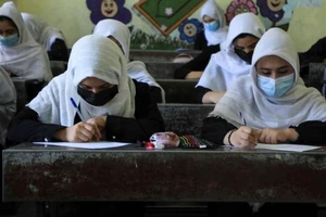 Các nữ sinh tham gia lớp học ở TP Herat, Afghanistan, vào ngày 17-8.