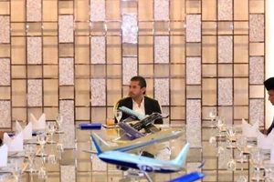 Thái tử bang Johor Tunku Ismail Sultan Ibrahim gặp gỡ Thủ hiến Johor vào ngày 4-7.