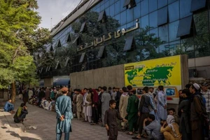 Người dân Afghanistan xếp hàng bên ngoài một ngân hàng ở Kabul, vào ngày 18-8.