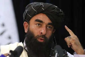 Phát ngôn viên của Taliban Zabihullah Mujahid phát biểu trong một cuộc họp báo ở Kabul, ngày 17-8.