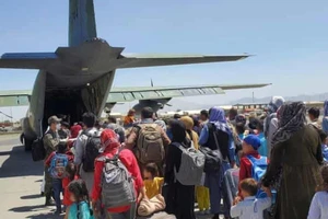 Người dân Afghanistan xếp hàng để chờ được lên máy bay rời khỏi đất nước.