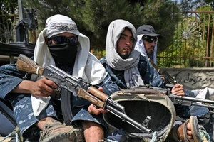 Các tay súng Taliban ngồi canh gác ở thủ đô Kabul.