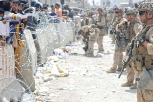 Binh sĩ Mỹ đứng canh gác bên trong sân bay Kabul.