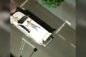 Nhóm cướp trói con tin trên mui xe và tìm cách chạy trốn khỏi lực lượng quân cảnh Sao Paulo.