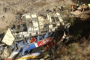 Xe buýt chạy quá tốc độ lao xuống vách đá ở Peru, gần 50 người thương vong