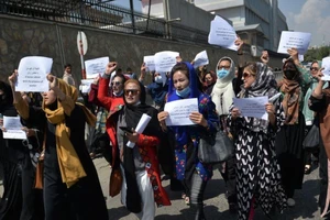 Những người phụ nữ Afghanistan tuần hành đòi quyền bình đẳng ở thủ đô Kabul, ngày 3-9.