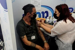Người dân Israel được tiêm liều vaccine ngừa COVID-19 thứ ba.