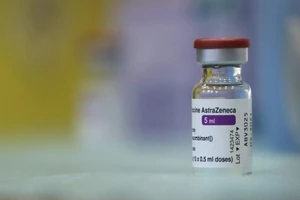 Một lọ vaccine ngừa COVID-19 AstraZeneca do Anh sản xuất. 