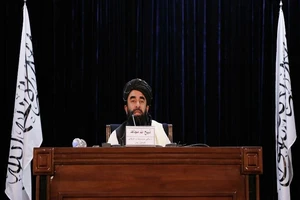 Phát ngôn viên của Taliban Zabihullah Mujahid phát biểu trong một cuộc họp báo ở Kabul.