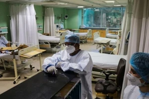 Các nhân viên y tế tại khu khám bệnh cho bệnh nhân nhiễm COVID-19 tại Bệnh viện Sir Ganga Ram ở New Delhi, ngày 3-9.