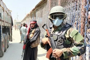 ​Các tay súng Taliban đứng canh gác tại thủ đô Kabul.