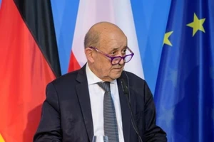 Ngoại trưởng Pháp Jean-Yves Le Drian tham dự một cuộc họp báo chung tại Đại học Bauhaus ở Weimar, Đức ngày 10-9.