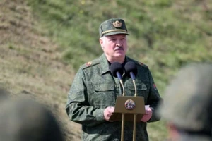 Tổng thống Belarus Alexander Lukashenko chào mừng các binh lính Nga và Belarus trong cuộc tập trận giữa hai nước vào ngày 12-9.