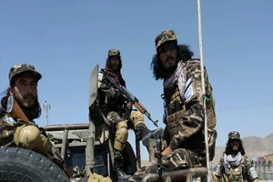 Các tay súng Taliban canh gác tại sân bay Kabul.