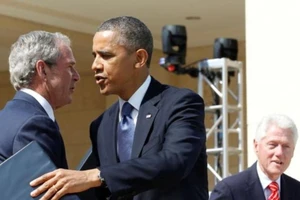 Các cựu Tổng thống Barack Obama, George W. Bush và Bill Clinton tại một sự kiện ở Dallas, ngày 25-4-2013.