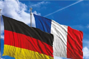 Quốc kì Đức (bên trái) và quốc kì Pháp (bên phải). 