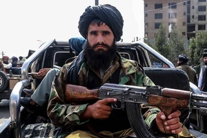 Các tay súng Taliban đi tuần tra ở thủ đô Kabul. 