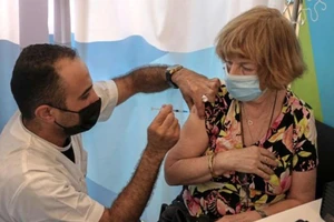 Ban cố vấn Trung tâm Kiểm soát và Phòng ngừa Dịch bệnh Mỹ hôm 23-9 đã khuyến nghị ưu tiên tiêm mũi vaccine bổ sung cho người trên 65 tuổi.