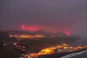 Dung nham chảy ra từ núi lửa Cumbre Vieja, nơi các khe nứt mở ra lần đầu tiên vào ngày 19-9 sau nhiều thập kỷ ngừng hoạt động.
