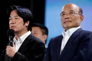 Ông Tô Trinh Xương (phải) tham dự một cuộc vận động tranh cử ở thành phố Tân Đài Bắc, Đài Loan vào ngày 23-11-2018.