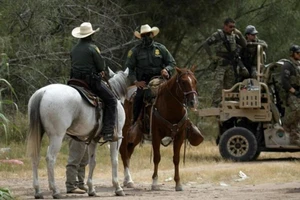 Các sĩ quan của lực lượng Tuần tra Biên giới Mỹ đứng gác gần thị trấn Del Rio, bang Texas.