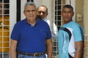 Cựu Bộ trưởng Quốc phòng Venezuela Raul Baduel (trái) bước ra khỏi nhà riêng ở Maracay, ngày 13-8-2015.