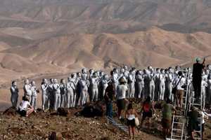 Hàng trăm người mẫu Israel đã cùng nhau khỏa thân tại một sa mạc rộng lớn gần khu vực Biển Chết để tham gia chụp cho bộ ảnh về biến đổi khí hậu của nhiếp ảnh gia người Mỹ Spencer Tunick.