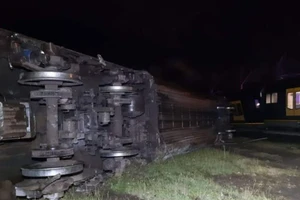 Đoàn tàu lửa ở Úc bị trật bánh và lật nhào sau khi tông phải chiếc xe tải đậu trên đường ray vào ngày 20-10.