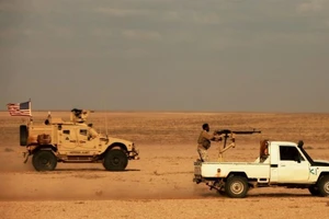 ​Quân đội Mỹ và lực lượng nổi dậy Syria trong một cuộc tuần tra chung gần căn cứ quân sự Al-Tanf vào ngày 29-4-2020.