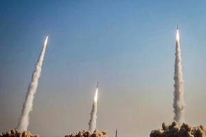 Một vụ phóng tên lửa của quân đội Iran trong một cuộc diễn tập quân sự tại một địa điểm không xác định ở miền trung nước này vào ngày 15-1.