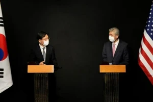 Đặc phái viên Mỹ về Triều Tiên Sung Kim và ông Noh Kyu-duk, Đại diện Hàn Quốc về các vấn đề hòa bình và an ninh trên Bán đảo Triều Tiên, tham dự một cuộc họp báo tại một khách sạn ở Seoul, ngày 24-10.