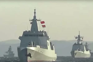 Nhóm tàu ​hải quân của Trung Quốc và Nga trong cuộc tập trận chung vào ngày 18-10.