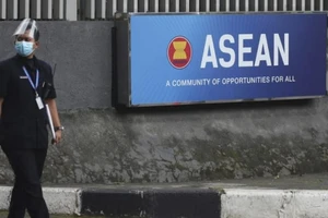 Một nhân viên an ninh đứng bên ngoài tòa nhà Hiệp hội các quốc gia Đông Nam Á (ASEAN) tại Jakarta, Indonesia vào ngày 25-10.