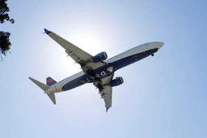 Máy bay thương mại của hãng hàng không Delta Airlines chuẩn bị hạ cánh tại sân bay ở bang California, ngày 7-4.