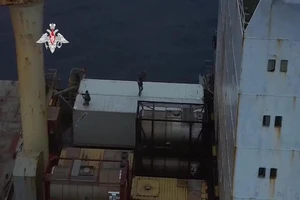 Bộ Quốc phòng Nga đã công bố đoạn video ghi lại cuộc truy đuổi đầy căng thẳng giữa đơn vị chống khủng bố Nga với một nhóm cướp biển trên con tàu container MSC Lucia.