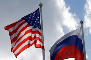 Quốc kỳ Nga (phải) và quốc kỳ Mỹ (trái) treo gần một nhà máy ở Vsevolozhsk, vùng Leningrad, Nga, ngày 27-3-2019.