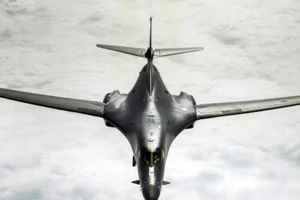 Một chiếc máy bay ném bom B-1B Lancer của không quân Mỹ bay trên vùng biển Hoa Đông.